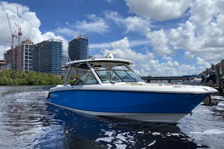 2020 Boston Whaler 320 Vantage