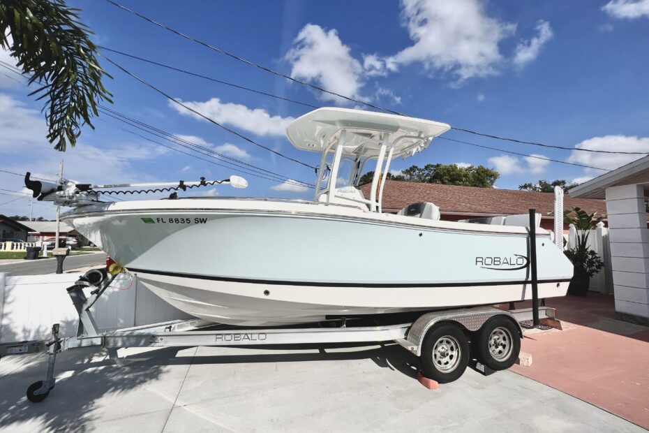 2021 Robalo R240