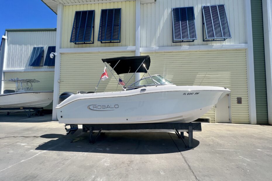 2021 Robalo R205
