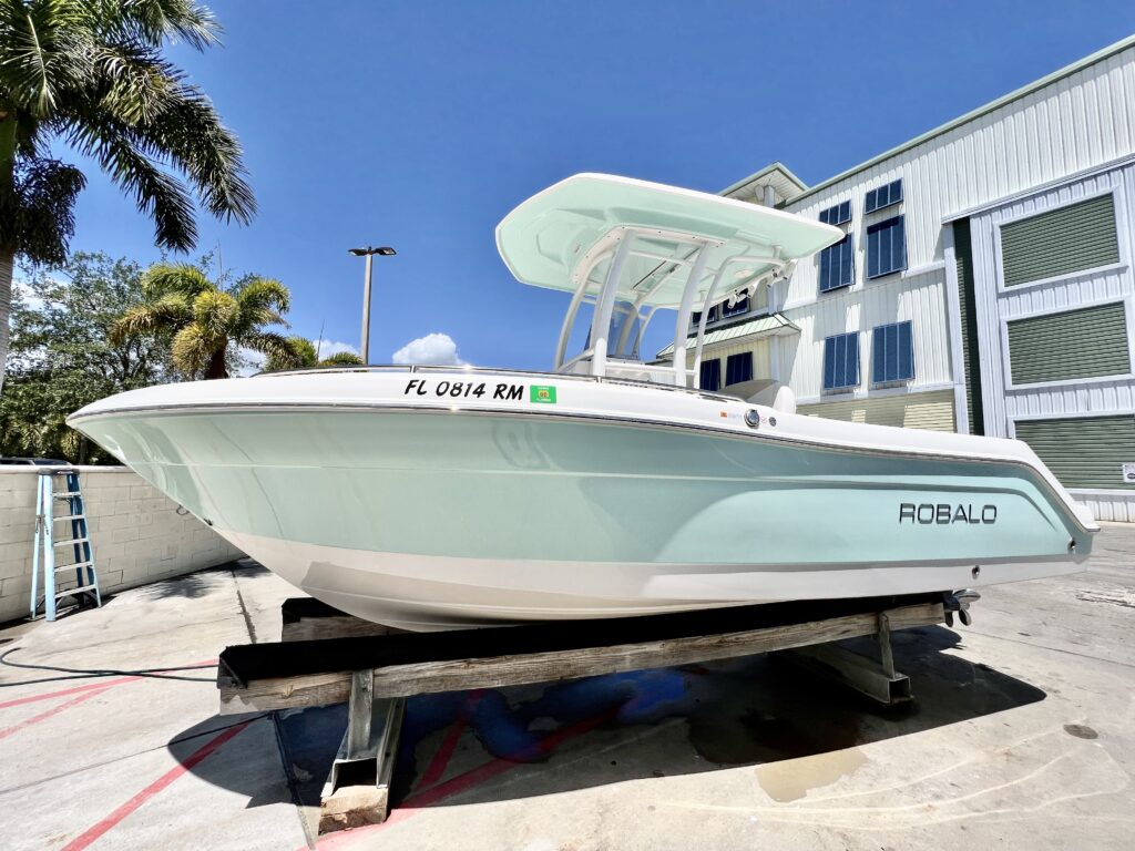 2018 Robalo R222 Explorer