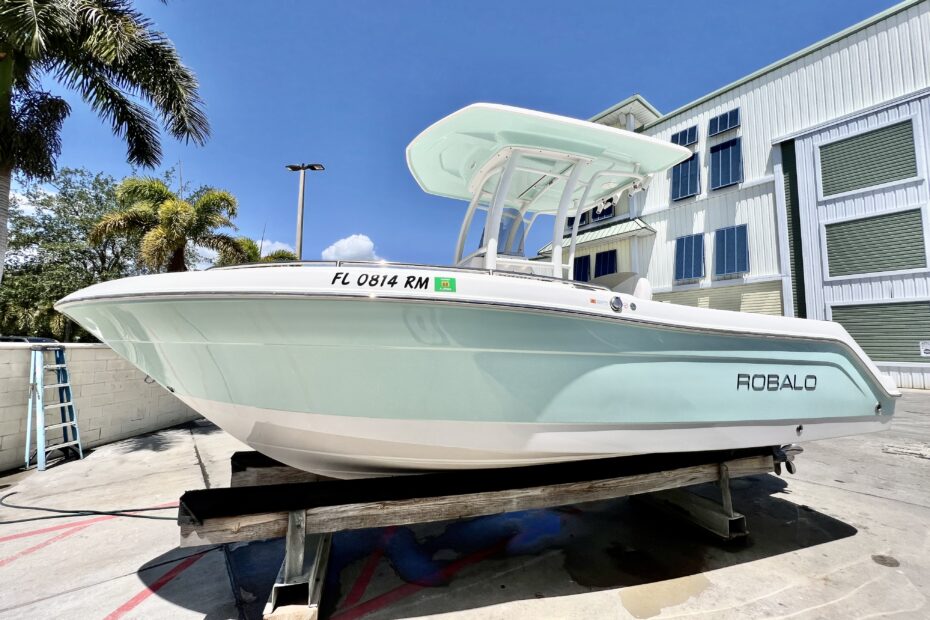2021 Robalo R200